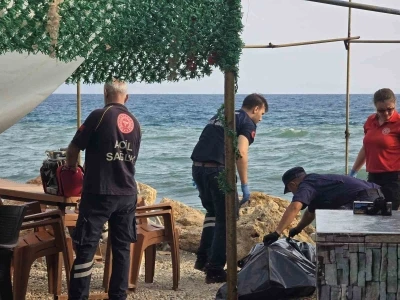 Denize giren yaşlı adamın cansız bedenini kayalıklara savruldu