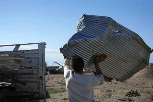 Denize sıfır bedava &ccedil;ardaklar yıkıldı, hurdacılar b&ouml;lgeye akın etti
