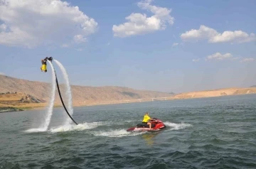 Denizi olmayan Batman&rsquo;da flyboard g&ouml;sterisi yoğun ilgi g&ouml;rd&uuml;
