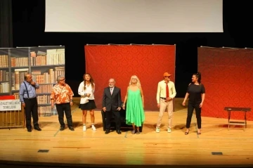 Denizli B&uuml;y&uuml;kşehir &lsquo;Dikkat Aile Var&rsquo; oyununu tiyatro severlerle buluşturdu
