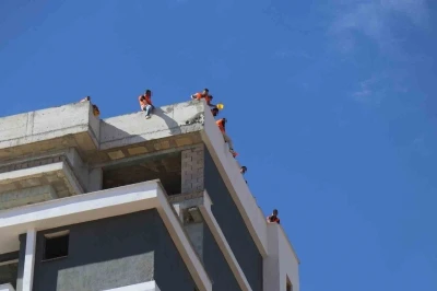 Denizli&rsquo;de 4 aydır &ouml;demeleri yapılmayan inşaat iş&ccedil;ileri &ccedil;atıya &ccedil;ıktı