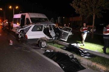 İş&ccedil;i minib&uuml;s&uuml; ile otomobil &ccedil;arpıştı: 2 &ouml;l&uuml;, 10 yaralı