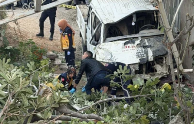 Denizli'de kamyonet evin bah&ccedil;esine u&ccedil;tu; 1 &ouml;l&uuml;, 3 yaralı