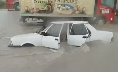 Denizli&rsquo;de sağanak ve dolu yağışı, su baskınlarına neden oldu