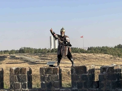 Sel&ccedil;uklu kost&uuml;m&uuml; ile Malazgirt'te b&uuml;y&uuml;k ilgi topladı