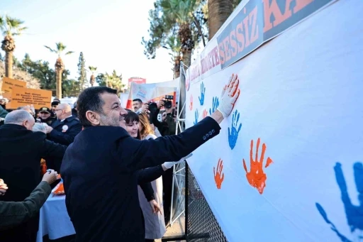 Denizli kadınlar şiddete farkındalık i&ccedil;in y&uuml;r&uuml;d&uuml;
