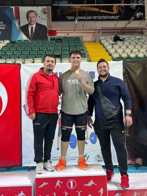 Denizlili Ali Osman halterde T&uuml;rkiye Şampiyonu oldu
