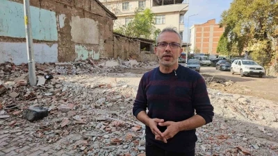 Deprem Araştırmacısı Ahmet Yakut, Sındırgı&rsquo;da 36 saat ge&ccedil;irdi, depremlerin karakteristiğini anlattı