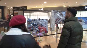 Deprem fotoğraflarını ger&ccedil;ek objelerle s&uuml;sleyerek sergilediler
