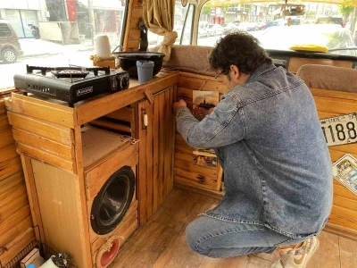 Deprem sonrası Antakya&rsquo;dan Eskişehir&rsquo;e geldiği minib&uuml;s&uuml; karavana &ccedil;evirdi
