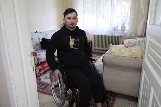 Deprem sonrası fel&ccedil; kalan Mehmet, hayallerini ger&ccedil;ekleştirmek istiyor
