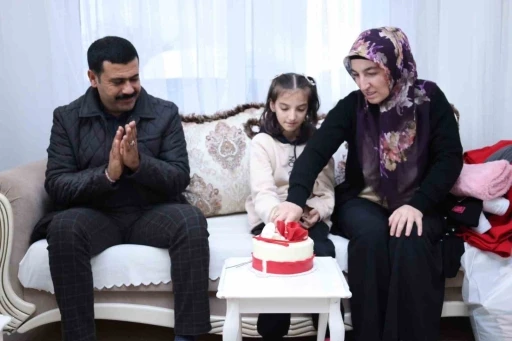 Depremde babasını, 2 kardeşini kaybeden ve 16 ameliyat ge&ccedil;irerek hayata tutunan Z&uuml;mra&rsquo;ya s&uuml;rpriz doğum g&uuml;n&uuml; kutlaması
