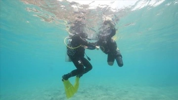 Depremde dizlerinden aşağısını kaybeden gen&ccedil;, aylar sonra dalış yaptı