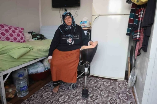Depremde eşini, kızını ve bacağını kaybeden kadın, protez bacağının değişimi i&ccedil;in g&ouml;r&uuml;şt&uuml;ğ&uuml; firmadan olumsuz cevap aldı
