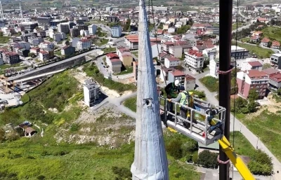 Depremde hasar g&ouml;ren Arnavutk&ouml;y Sıddık Camii&rsquo;nin minaresi s&ouml;k&uuml;ld&uuml;
