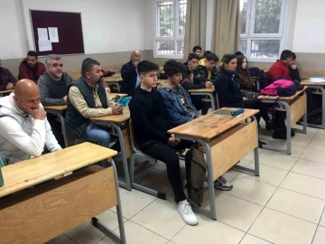 Depremde hayatını kaybeden &ouml;ğretmen i&ccedil;in h&uuml;z&uuml;nl&uuml; t&ouml;ren
