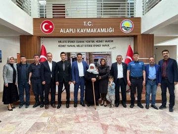 Depremde ineğini bağışlayan nineden Kaymakam&rsquo;a ziyaret
