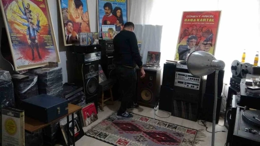 Depremde kurtarabildiği koleksiyona g&ouml;z&uuml; gibi bakıyor
