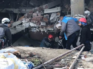 Depremde umudun sembol&uuml; haline gelen iki aylık bebeği &uuml;niversite ekipleri kurtardı
