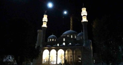 Depremde yıkılan Yeni Cami&rsquo;nin ışıkları yıllar sonra yeniden yandı
