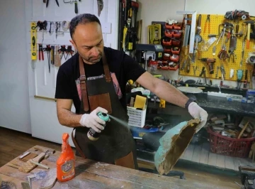 Depremi yansıtan moloz par&ccedil;alı heykel, doktora &ouml;d&uuml;l kazandırdı
