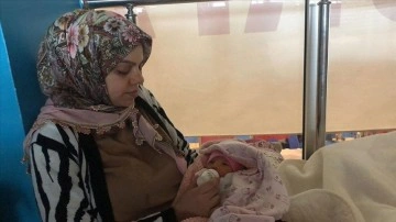 Depremin 6. g&uuml;n&uuml; bebeklerini kucaklarına alan depremzede &ccedil;ift, kızlarıyla teselli oluyor