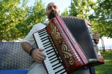 Depremin g&ouml;lgesinde kalan aşk: &Ouml;zlem şarkılara d&ouml;k&uuml;ld&uuml;
