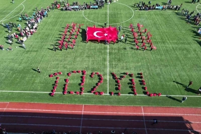 Depremin vurduğu Sındırgı&rsquo;da Cumhuriyet coşkusu yaşanıyor