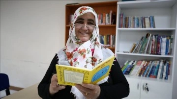 Depremzede 55 yaşındaki kadın okuma yazmayı barındığı KYK yurdunda &ouml;ğrendi