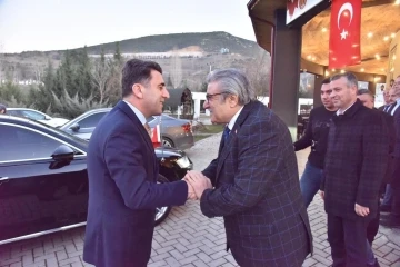 Depremzede ailelerin yaralarını birlik ve beraberlik i&ccedil;inde sarıyorlar
