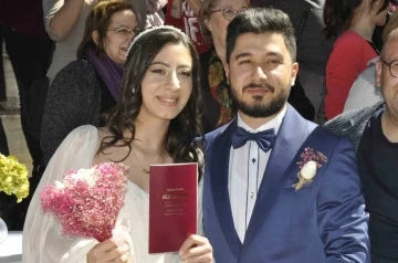 Depremzede &ccedil;ift Fethiye&rsquo;de evlendi
