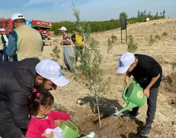 Depremzede &ccedil;ocuklar fidan dikti
