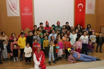 Depremzede &ccedil;ocuklar Hacivat ve Karag&ouml;z&rsquo;le g&uuml;ld&uuml;