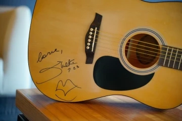 Depremzede &ccedil;ocuklar i&ccedil;in Nadal&rsquo;ın raketi ve tiş&ouml;rt&uuml; satışa &ccedil;ıktı
