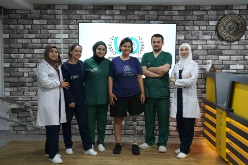 Depremzede Evrim&rsquo;in sessiz d&uuml;nyasında protez sevinci