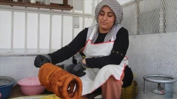 Depremzede gelin ve g&ouml;r&uuml;mce hem ağızları tatlandırıyor hem gelir elde ediyor
