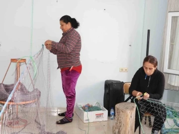 Depremzede kadınlar balık&ccedil;ılık yaparak ile ekonomisine katkı sağlıyor
