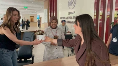 Depremzede kadınların Anneler G&uuml;n&uuml;, hediye &ccedil;eki ve &ccedil;i&ccedil;eklerle kutlandı
