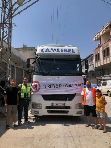 Depremzede vatandaşlara şişelenmiş i&ccedil;me suyu ve un desteği
