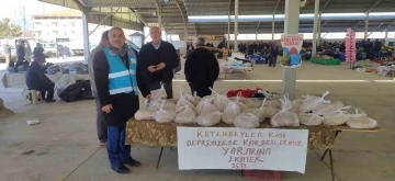 Depremzedeler i&ccedil;in k&ouml;y ekmeği yapıp pazarda sattılar
