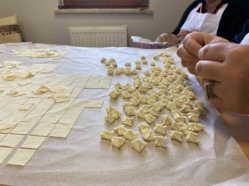 Depremzedeler i&ccedil;in yarım ton mantı b&uuml;kt&uuml;ler