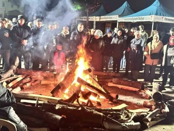 Depremzedeler yıkılan Ebrar Sitesi&rsquo;nin bulunduğu alanda &ouml;len yakınlarını andı
