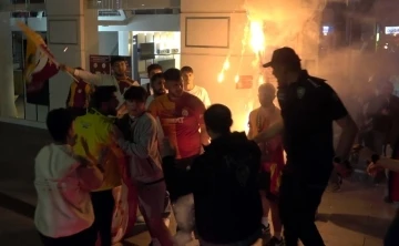 Derbi ma&ccedil;ı sonrasında tehlikeli yakınlaşmayı polis engelledi
