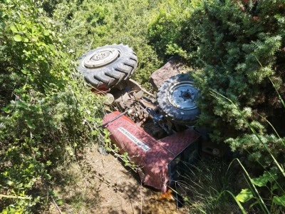 Dere yatağına devrilen trakt&ouml;r&uuml;n s&uuml;r&uuml;c&uuml;s&uuml; &ouml;ld&uuml;