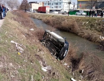 Dere yatağına d&uuml;şen hafif ticari ara&ccedil;tan yara almadan &ccedil;ıktı
