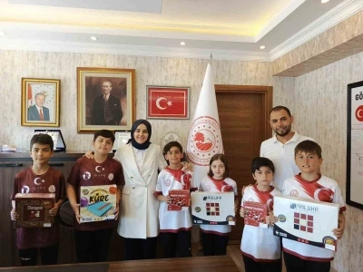 Dereceye giren &ouml;ğrencilerden kaymakama ziyaret
