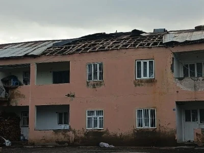 Derecik&rsquo;te şiddetli fırtına b&uuml;y&uuml;k hasara yol a&ccedil;tı
