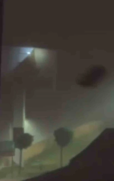 Derecik&rsquo;te şiddetli fırtına &ouml;n&uuml;ne ne aldıysa g&ouml;t&uuml;rd&uuml;... O anlar kamerada
