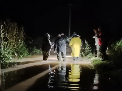 Dereye d&uuml;şen cipin s&uuml;r&uuml;c&uuml;s&uuml; kurtuldu, kayıp 2 kişi aranıyor