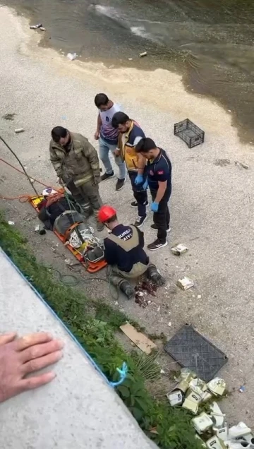 Dereye d&uuml;şen kişiyi itfaiye halat yardımıyla kurtardı